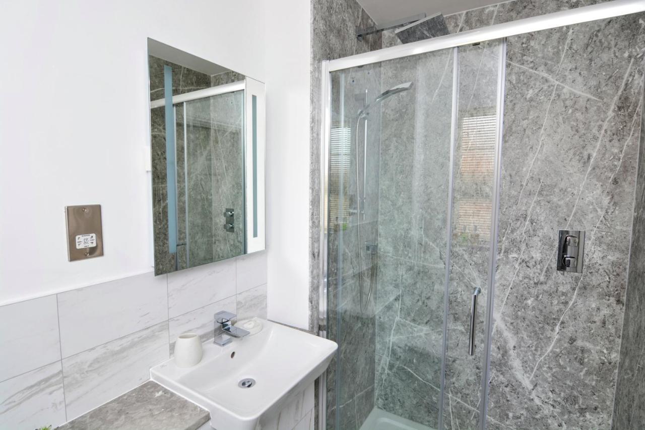Modern And Spacious Home From Home 1 Mile From M1 - With Netflix, Prime Video, Ps5, Free Parking, Superfast Wifi, Bbq - Sleeps 11 - By Brightleap Apartments Milton Keynes Exteriér fotografie